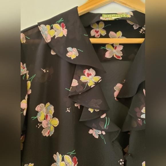 GORGEOUS Esprit sheer floral blouse - Picture 4 of 7